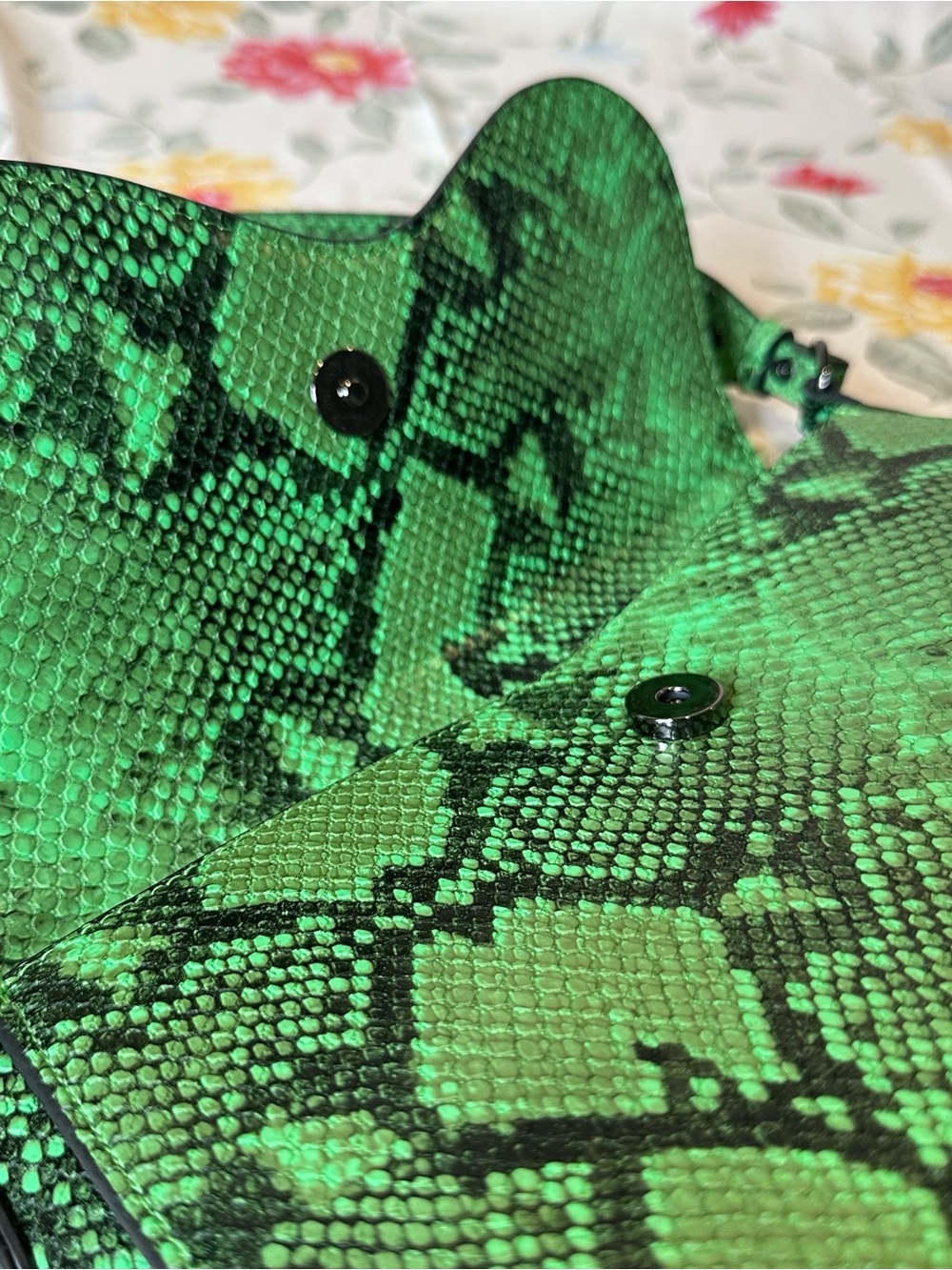 HVISK ELUDE VEGAN LEATHER WAVY SHOULDER & CROSSBODY BAG IN GREEN SNAKE PRINT - Picture 5 of 7